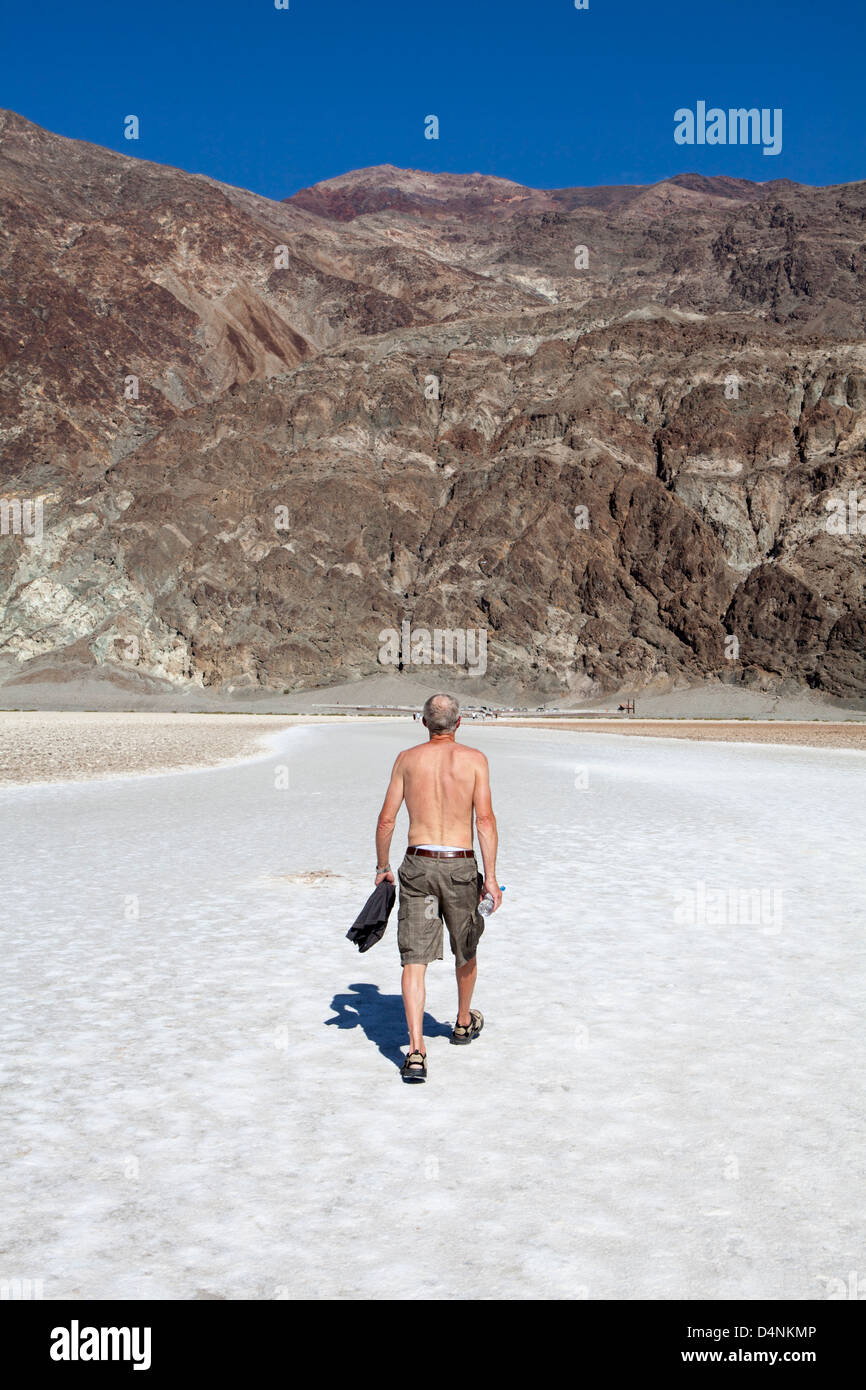 Marcher dans la chaleur à l'eau la plus chaude du bassin du mauvais endroit sur terre, mauvaise qualité de l'eau, la Death Valley, Californie, USA Banque D'Images