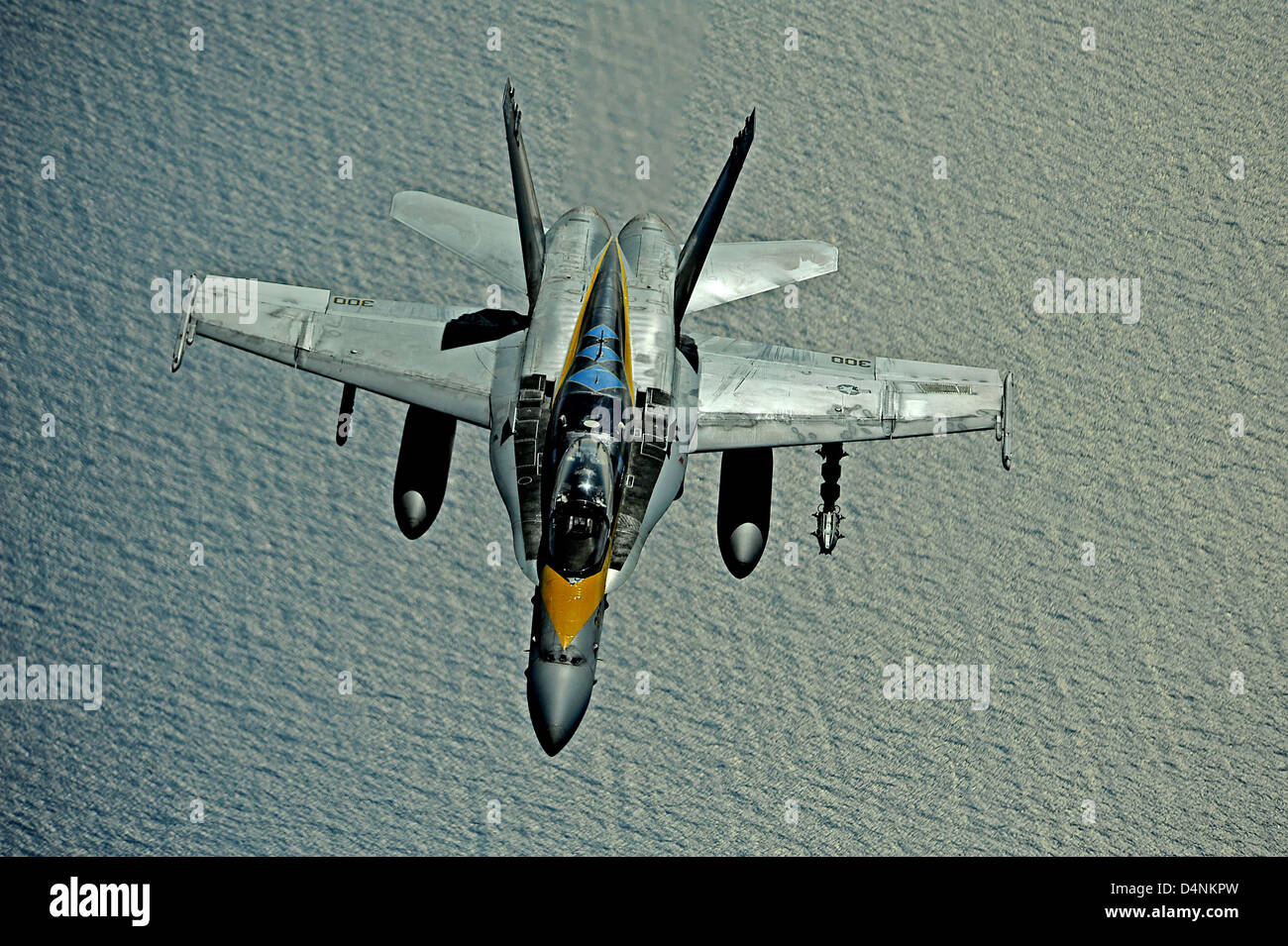L'US Navy UN F/A-18 Hornet survole l'océan Pacifique le 8 juillet 2010 lors du ravitaillement des opérations. Banque D'Images