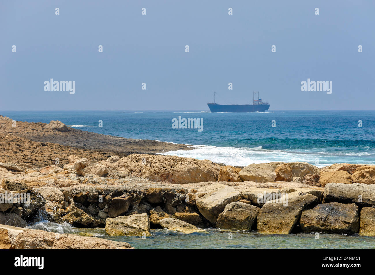 La côte de la mer et des navires à l'horizon Banque D'Images