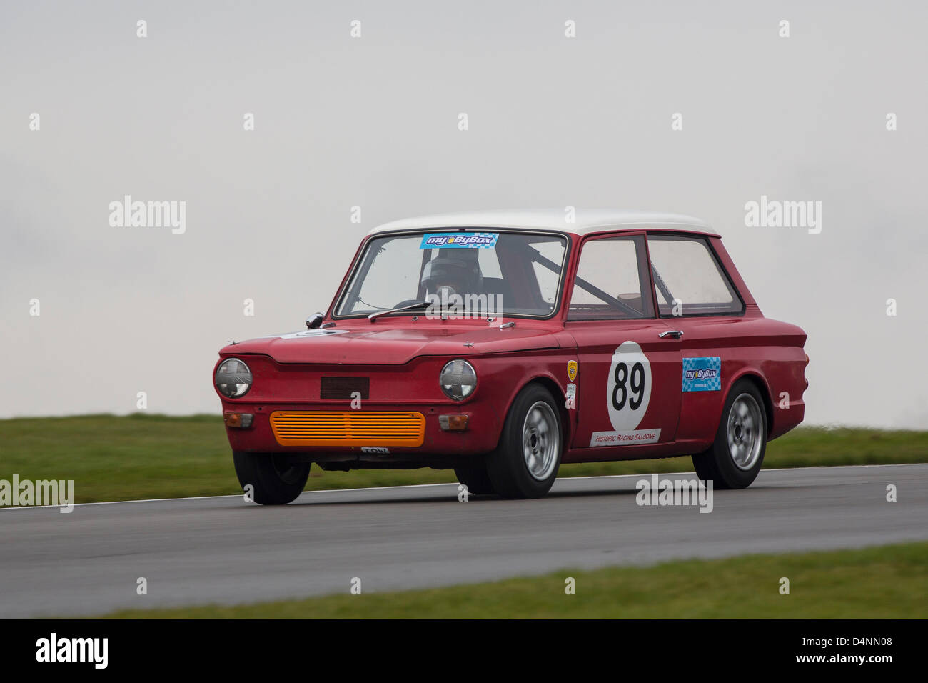 17.03.2013 Donington Park Derby en Angleterre. Sports Car Club historique 80e anniversaire de la réunion. Historique ByBx Touring Car Championship. # 89 Adrian Oliver - Hillman Imp Banque D'Images