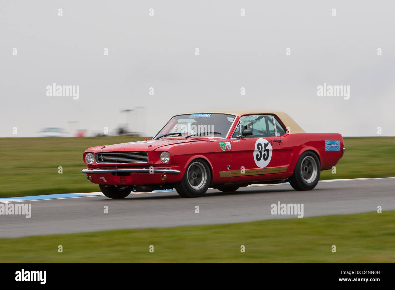 17.03.2013 Donington Park Derby en Angleterre. Sports Car Club historique 80e anniversaire de la réunion. Historique ByBx Touring Car Championship. # 35 Richard Dutton - Ford Mustang Banque D'Images