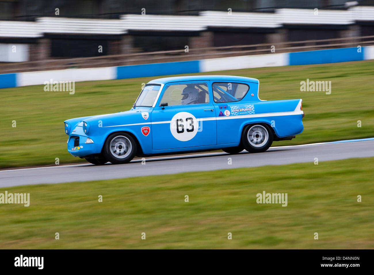 17.03.2013 Donington Park Derby en Angleterre. Sports Car Club historique 80e anniversaire de la réunion. Historique ByBx Touring Car Championship. # 63 John Pugsley - Ford Anglia Banque D'Images