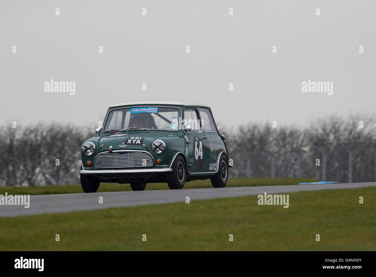 17.03.2013 Donington Park Derby en Angleterre. Sports Car Club historique 80e anniversaire de la réunion. Historique ByBx Touring Car Championship. # 64 Peter Crewes - Austin Cooper S Banque D'Images