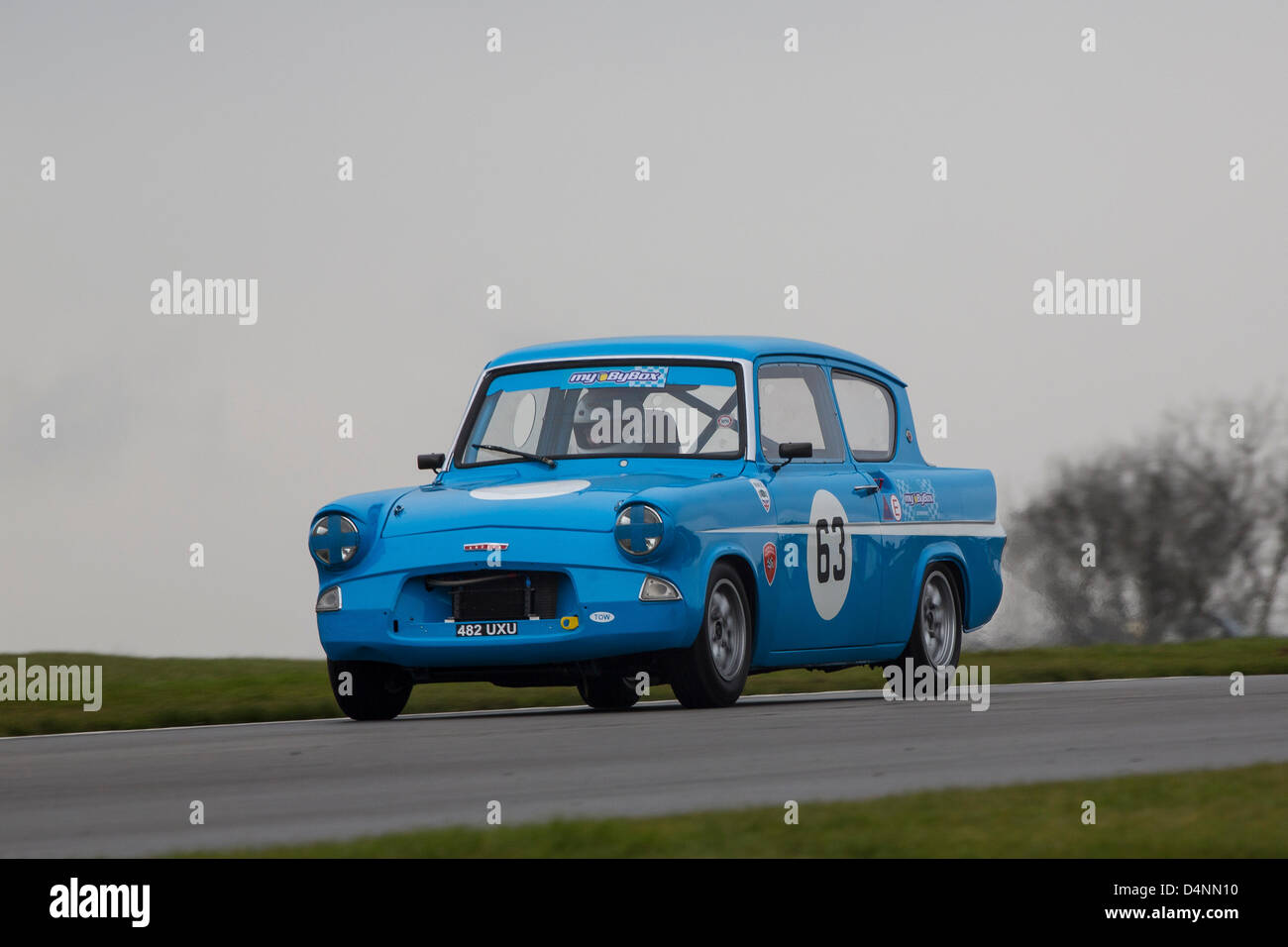 17.03.2013 Donington Park Derby en Angleterre. Sports Car Club historique 80e anniversaire de la réunion. Historique ByBx Touring Car Championship. # 63 John Pugsley - Ford Anglia Banque D'Images