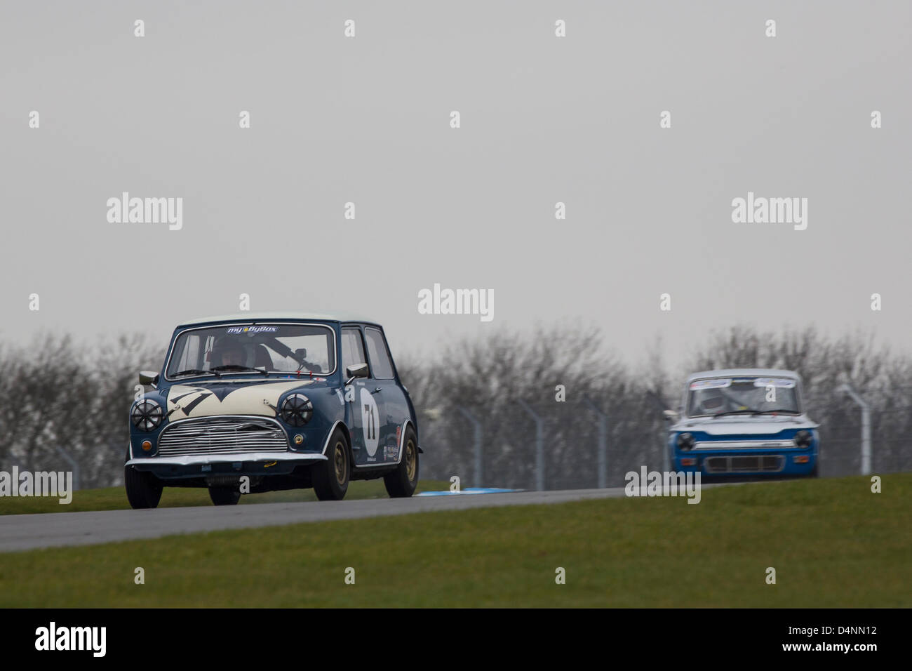 17.03.2013 Donington Park Derby en Angleterre. Sports Car Club historique 80e anniversaire de la réunion. Historique ByBx Touring Car Championship. # 71 Tim Harber - Austin Mini Banque D'Images