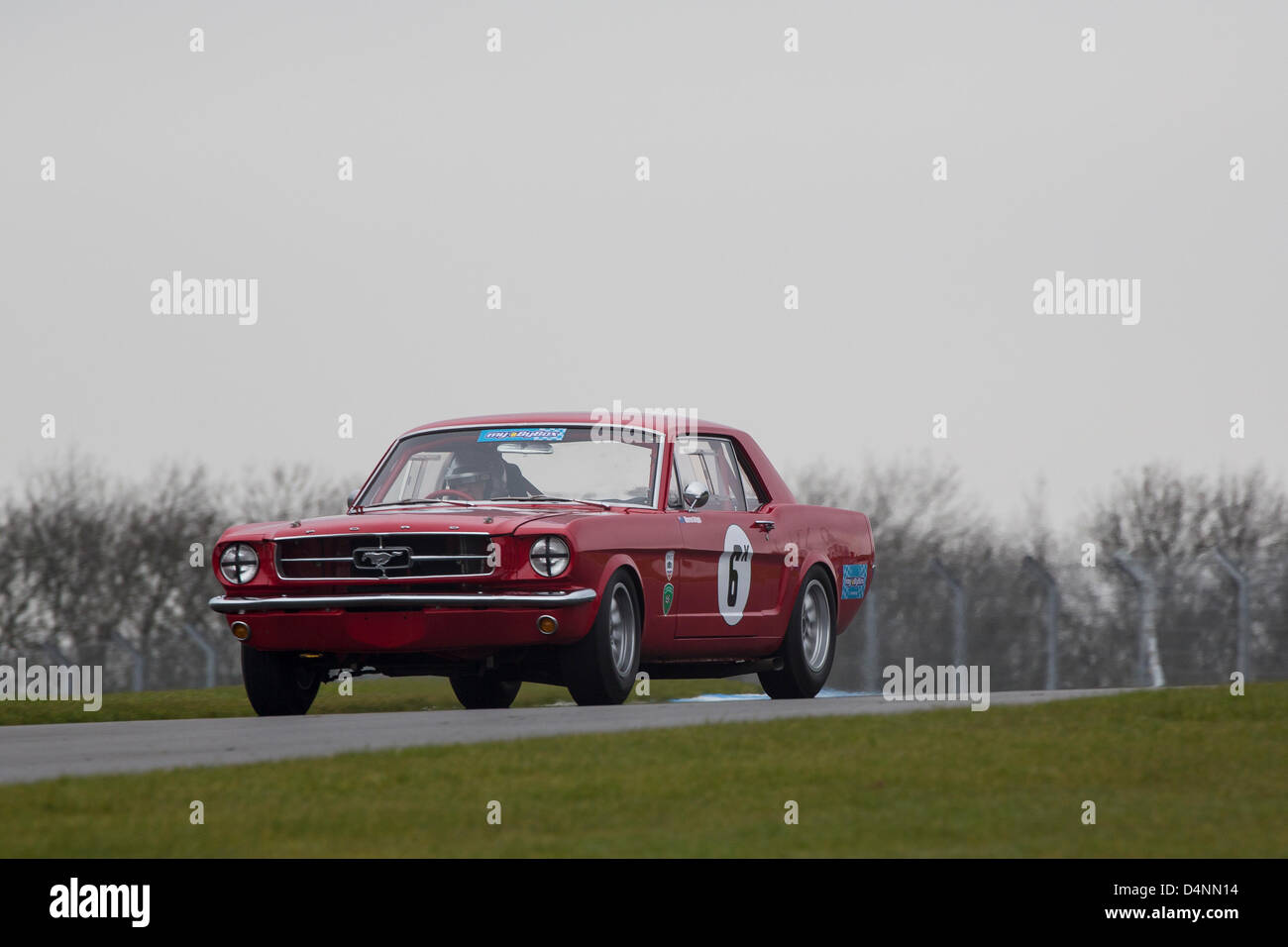 17.03.2013 Donington Park Derby en Angleterre. Sports Car Club historique 80e anniversaire de la réunion. Historique ByBx Touring Car Championship. # 6 Warren Briggs - Ford Mustang Banque D'Images