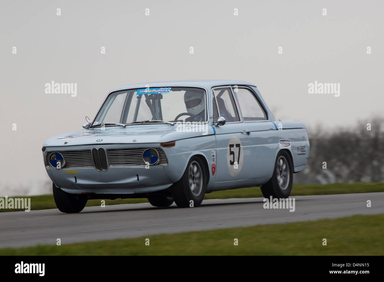 17.03.2013 Donington Park Derby en Angleterre. Sports Car Club historique 80e anniversaire de la réunion. Historique ByBx Touring Car Championship. # 57 Jonathan Gomm - BMW 1800 Banque D'Images