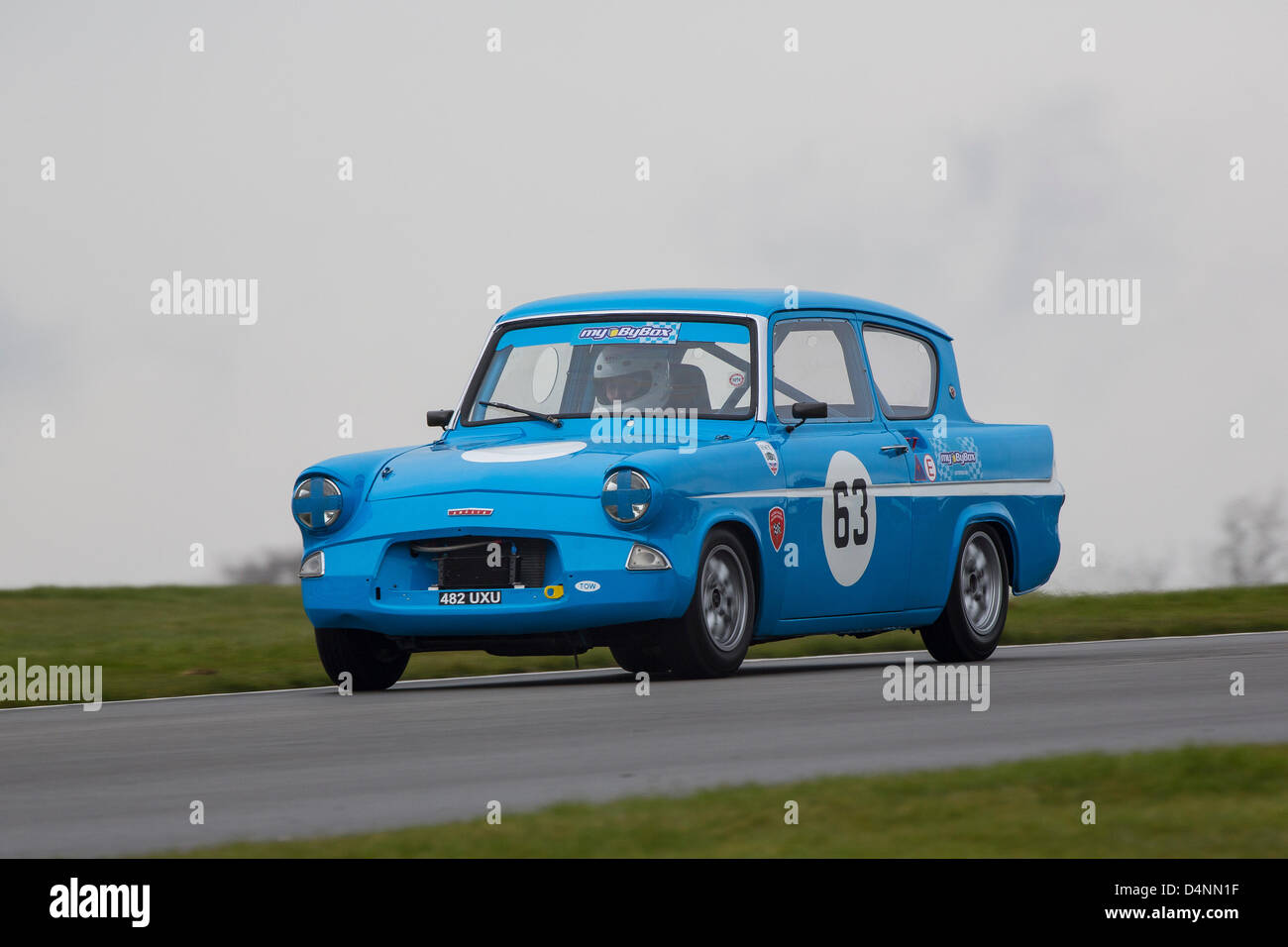 17.03.2013 Donington Park Derby en Angleterre. Sports Car Club historique 80e anniversaire de la réunion. Historique ByBx Touring Car Championship. # 63 John Pugsley - Ford Anglia Banque D'Images