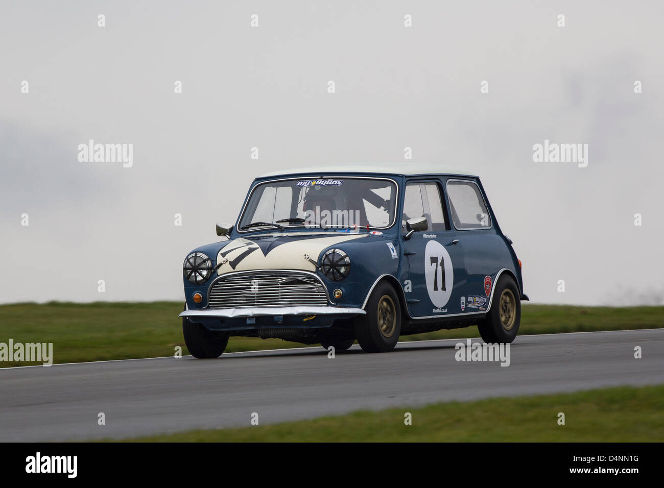 17.03.2013 Donington Park Derby en Angleterre. Sports Car Club historique 80e anniversaire de la réunion. Historique ByBx Touring Car Championship. # 71 Tim Harber - Austin Mini Banque D'Images