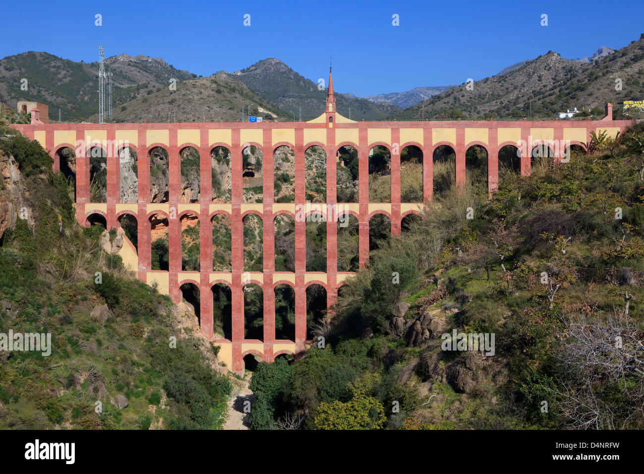 Le 19e siècle Eagle Aqueduc (Acueducto del Aguila) entre Nerja et Maro sur la Costa del Sol en Espagne Banque D'Images