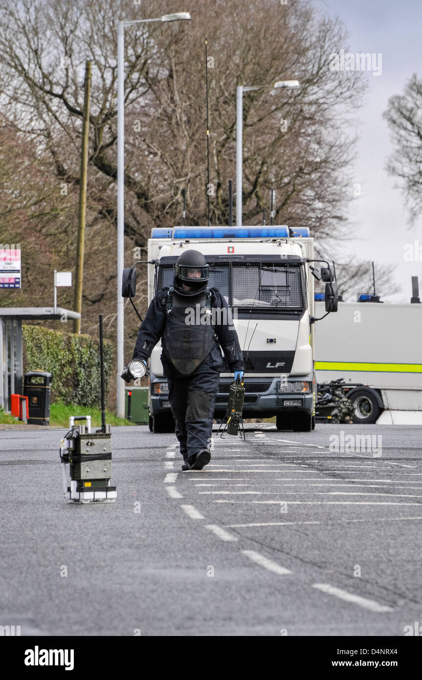 17/03/2013, Newtownabbey, Irlande du Nord. Officier de l'armée d'unle progresse sur la voie d'un dispositif suspect. L'objet assis sur la route devant lui est une contre-mesure électronique (ECM), l'unité anti-blocage pour empêcher l'appareil d'être déclenchées par télécommande. Banque D'Images