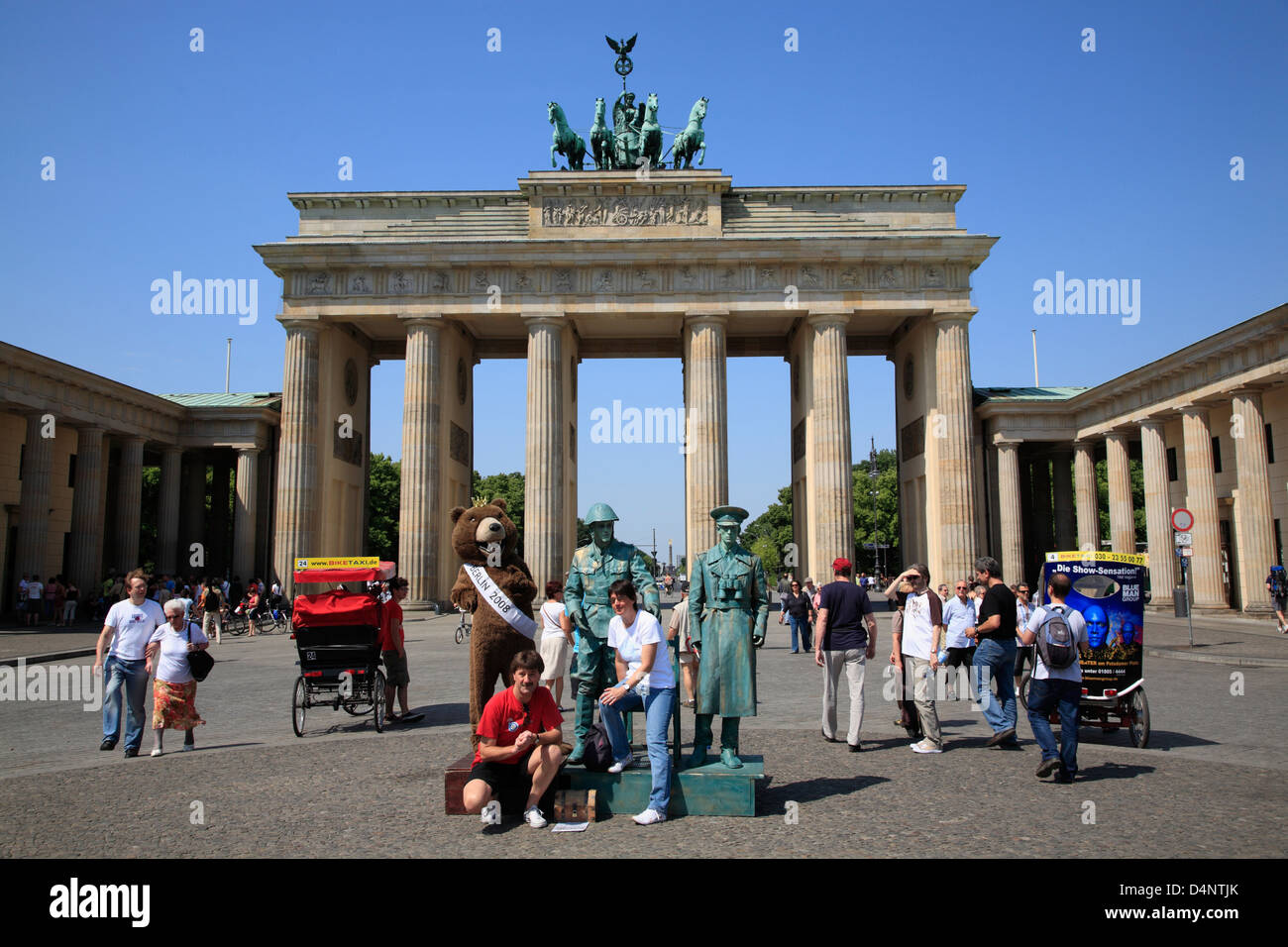 Artiste de rue habillés comme des soldats qui posent pour les touristes en face de la porte de Brandebourg, Berlin, Allemagne Banque D'Images