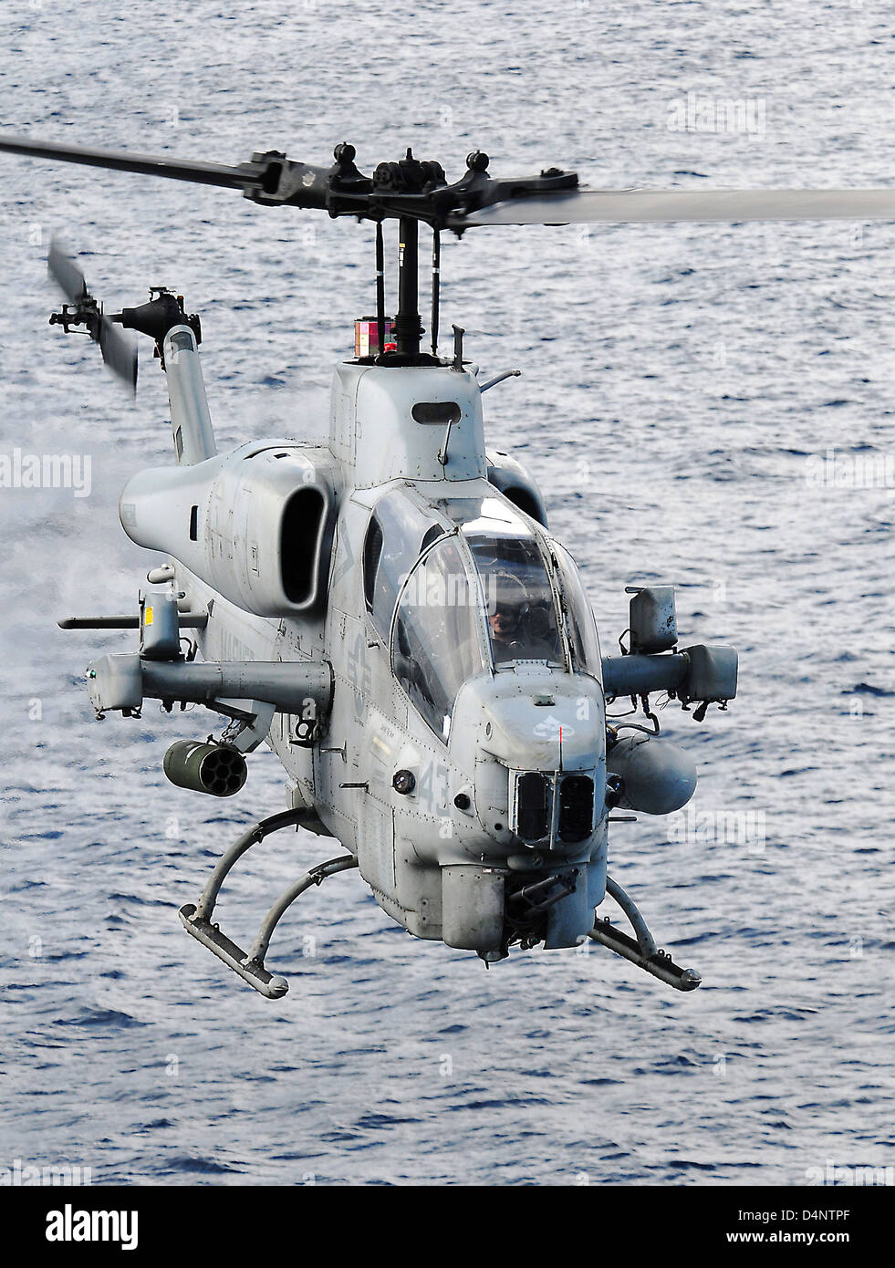 Un Marine AMÉRICAIN AH-1W Super Cobra hélicoptère de combat pendant les opérations de vol à bord du navire d'assaut amphibie USS PELELIU, 17 juin 2010 dans la mer Adriatique. Banque D'Images