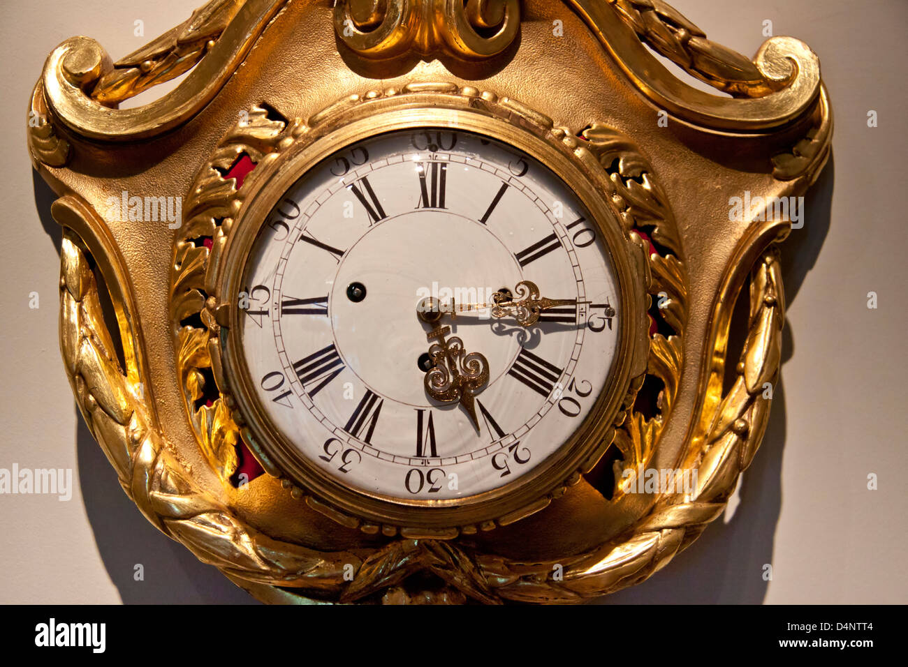 Vieille horloge dorée sur le mur - pieskowa skala palace. Banque D'Images