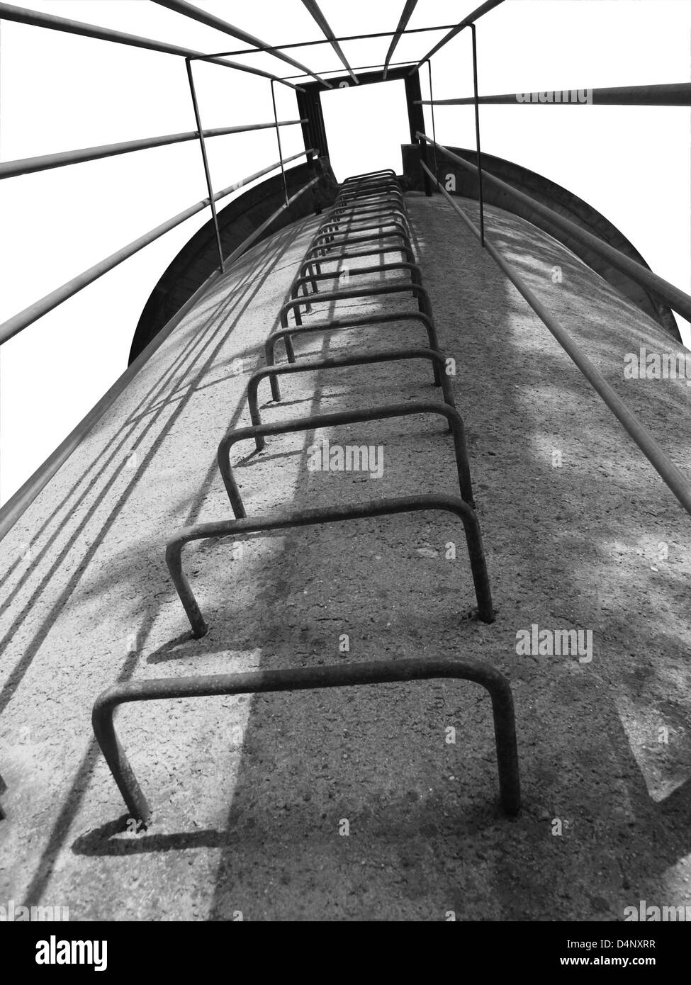 Low angle shot noir et blanc d'une vieille tour avec escalier métallique Banque D'Images