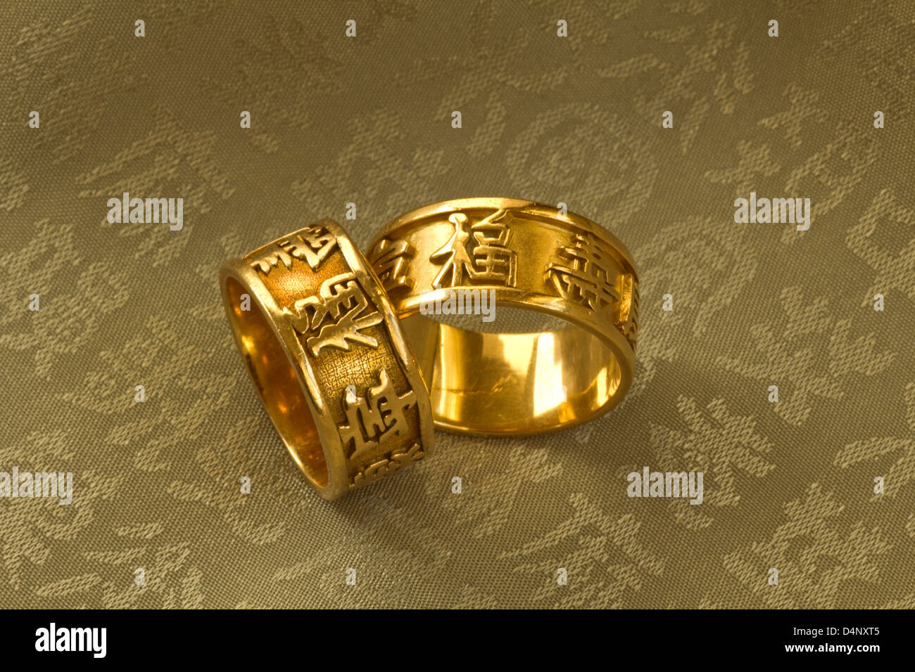Bagues en or avec les caractères chinois signifiant longue vie, bonne chance Banque D'Images