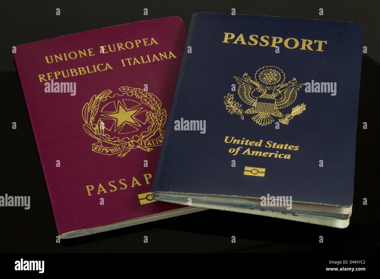Passeport italien et américain Photo Stock - Alamy