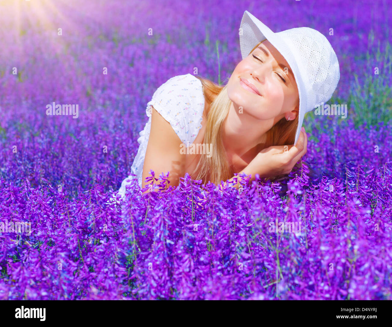 uranus - Noeud Nord + Uranus Pretty-woman-sitting-on-champ-de-lavande-en-journee-ensoleillee-belle-femme-a-fleurs-violettes-pre-cheerful-smiling-girl-enjoying-d4nyrj
