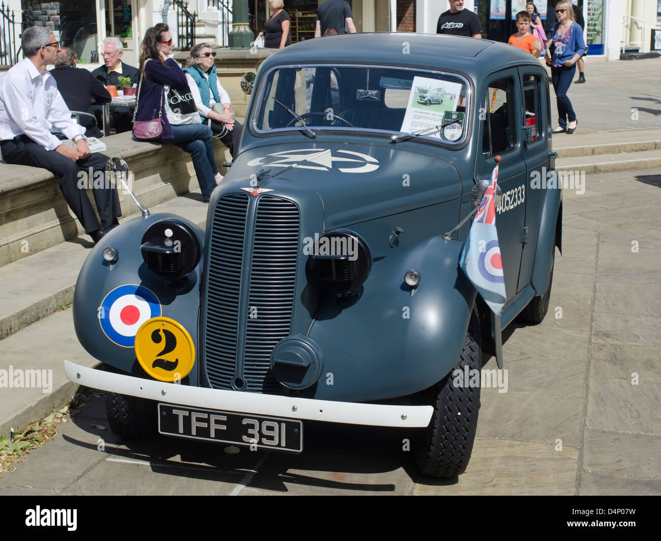 Hillman Minx de 1939 en temps de guerre, les couleurs de la Force aérienne Banque D'Images