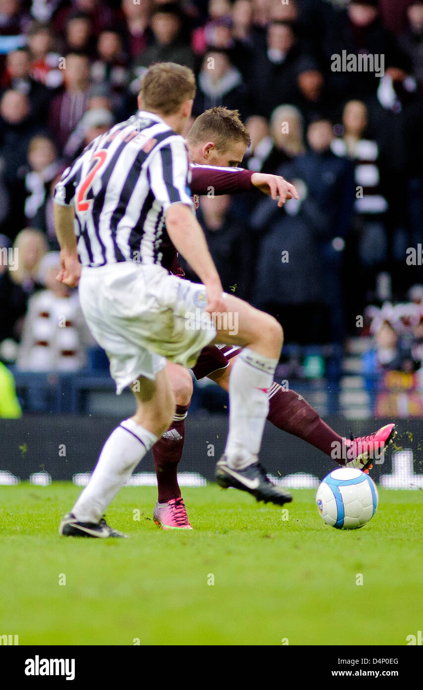 Glasgow, Royaume-Uni. 17 mars, 2013. Ryan Stevenson (caché) marque son 2ème but du jeu, les communautés écossaises, finale de Coupe de Ligue de St Mirren v coeurs, Hampden Park Stadium. Colin crédit Lunn/Alamy Live News Banque D'Images