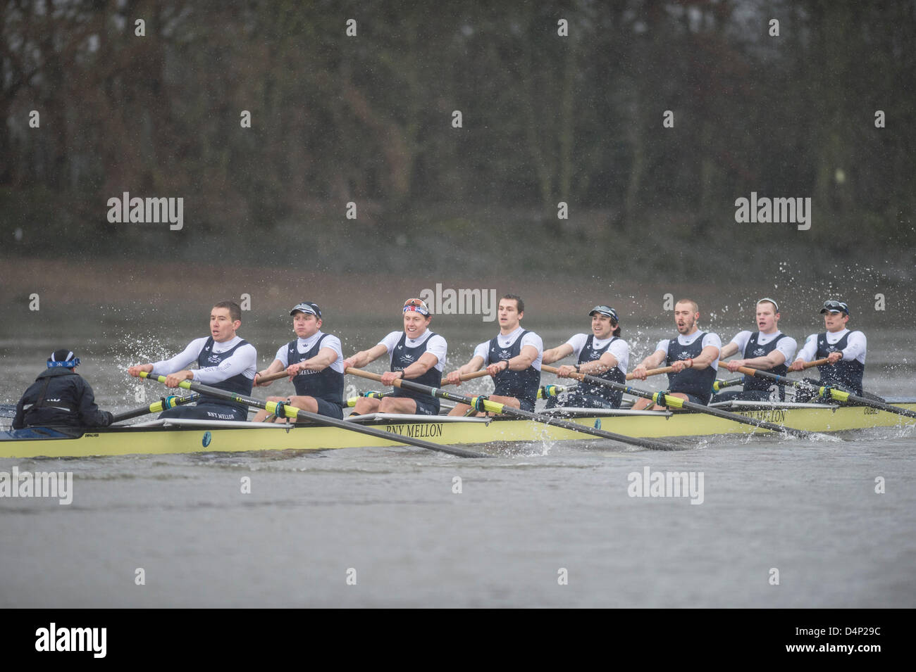 UK. 17 mars, 2013. Oxford University Boat Club (OUBC) contre un dispositif de huit allemand. Oxford Bleu Bateau équipage :- , B : Patrick Close, 2 : Geordie Macleod, 3 : Alex Davidson, 4 : Sam O'Connor, 5 : Paul Bennett, 6 : Karl Hudspith, 7 : Constantine Louloudis, S : Malcolm Howard, C : Oskar Zorrilla huit allemand équipage :- , B : Toni Seifert - Jeux Olympiques de Londres de 2012, M4- (6ème), 2 : Felix Wimberger - 2012 Championnats du Monde U23, M8 + (argent), 3 : Maximilian Reinelt - Jeux Olympiques de Londres de 2012, M8 + (or), 4 : Felix Drahotta - Jeux Olympiques de Londres de 2012, M2- (7e), 5 : Anton Braun - Jeux Olympiques de Londres de 2012, M2- (7e), 6 : Kristof Wi Banque D'Images