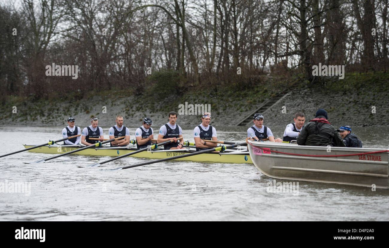 UK. 17 mars, 2013. Oxford University Boat Club (OUBC) contre un dispositif de huit allemand. Oxford Bleu Bateau équipage :- , B : Patrick Close, 2 : Geordie Macleod, 3 : Alex Davidson, 4 : Sam O'Connor, 5 : Paul Bennett, 6 : Karl Hudspith, 7 : Constantine Louloudis, S : Malcolm Howard, C : Oskar Zorrilla huit allemand équipage :- , B : Toni Seifert - Jeux Olympiques de Londres de 2012, M4- (6ème), 2 : Felix Wimberger - 2012 Championnats du Monde U23, M8 + (argent), 3 : Maximilian Reinelt - Jeux Olympiques de Londres de 2012, M8 + (or), 4 : Felix Drahotta - Jeux Olympiques de Londres de 2012, M2- (7e), 5 : Anton Braun - Jeux Olympiques de Londres de 2012, M2- (7e), 6 : Kristof Wi Banque D'Images