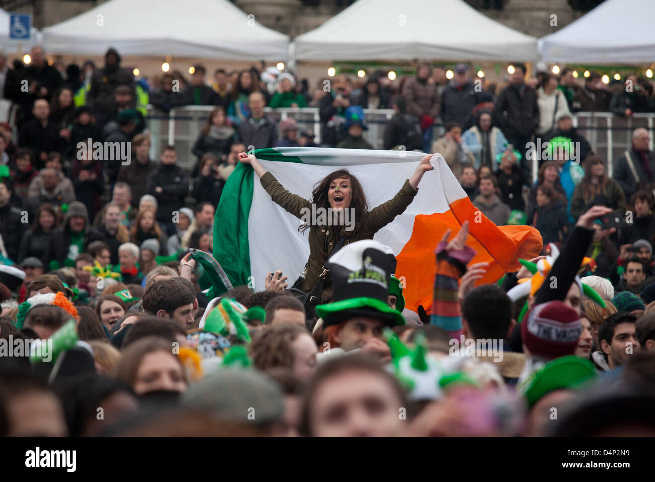 Londres, Royaume-Uni. 17 mars 2013 Célébrations de la St Patrick à Londres mettre des centaines de personnes à Trafalgar Square. Fêtards s'étaient traités à la musique live, danse, stands de nourriture et de la comédie. Banque D'Images