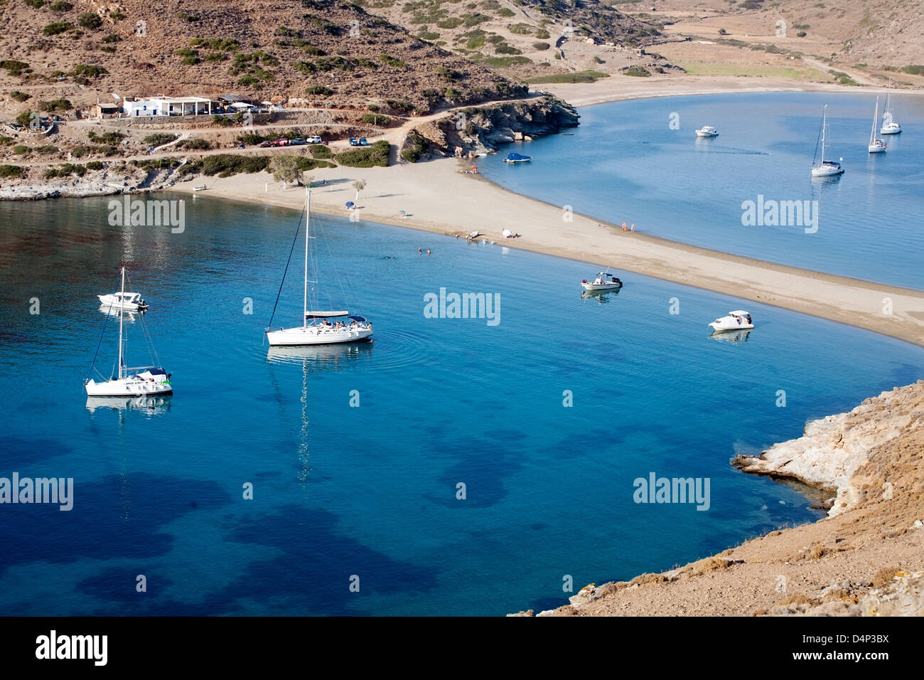 Vue de dessus de la mer grecque avec baies pittoresques bateaux blancs Banque D'Images