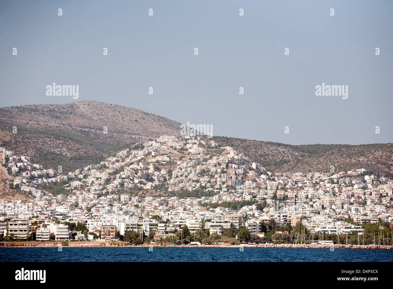 Maisons blanches de la ville d'Athènes, vue de la mer Banque D'Images
