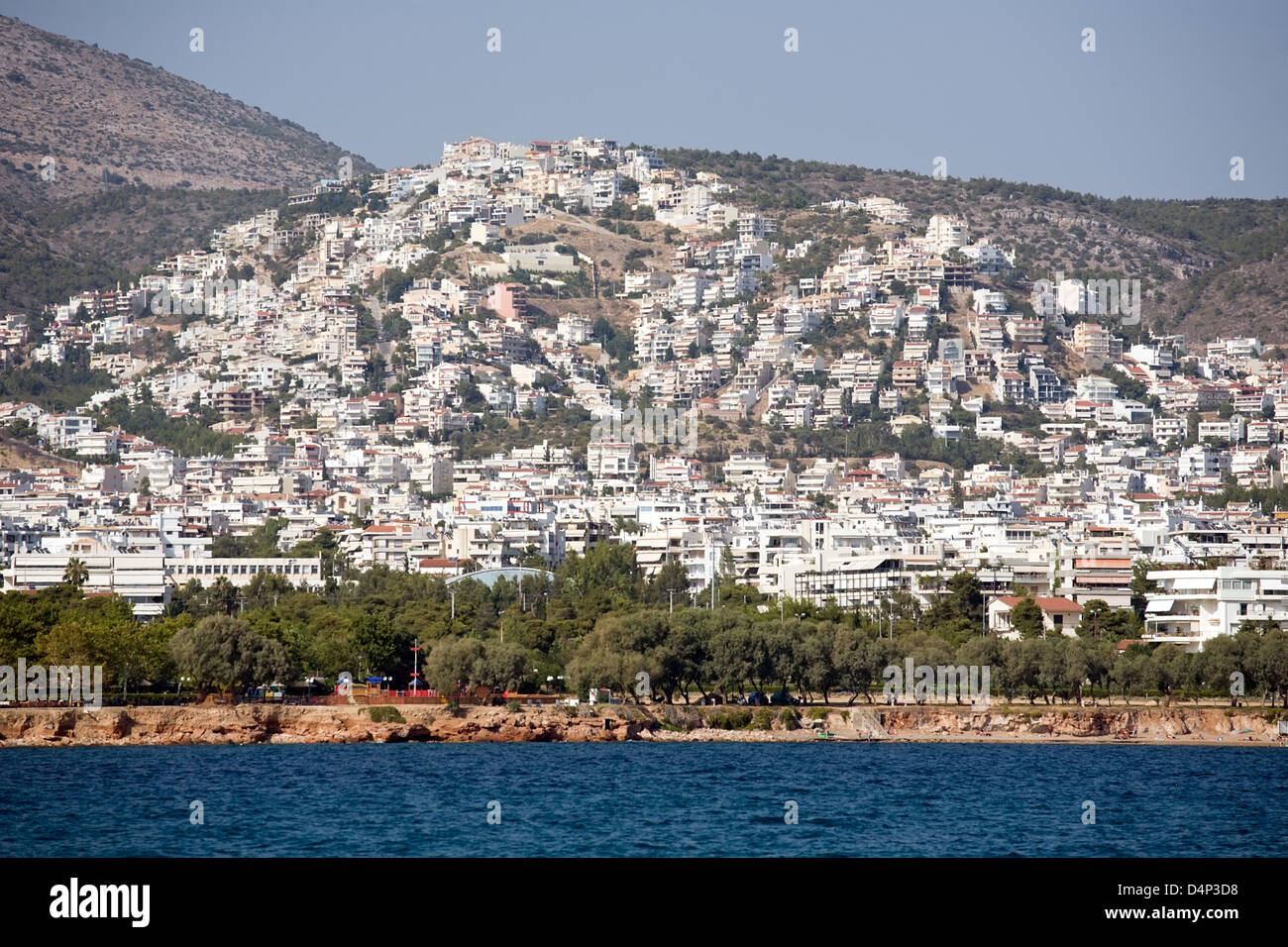 Maisons blanches de la ville d'Athènes, vue de la mer Banque D'Images