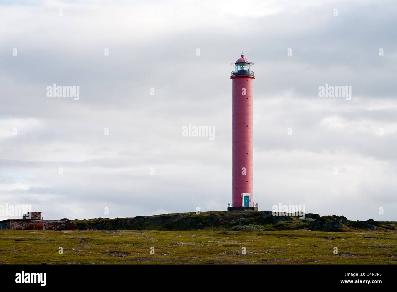 Phare sur la côte russe de la mer de Barents sur fond de ciel gris et de la nature Banque D'Images