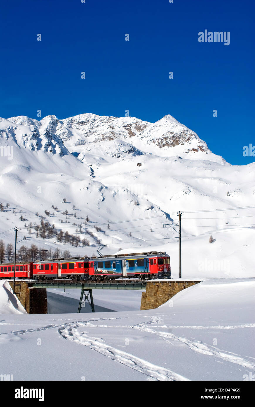 Bernina Express au Lago Bianco, col de la Bernina, Alpes Suisses, Suisse Banque D'Images