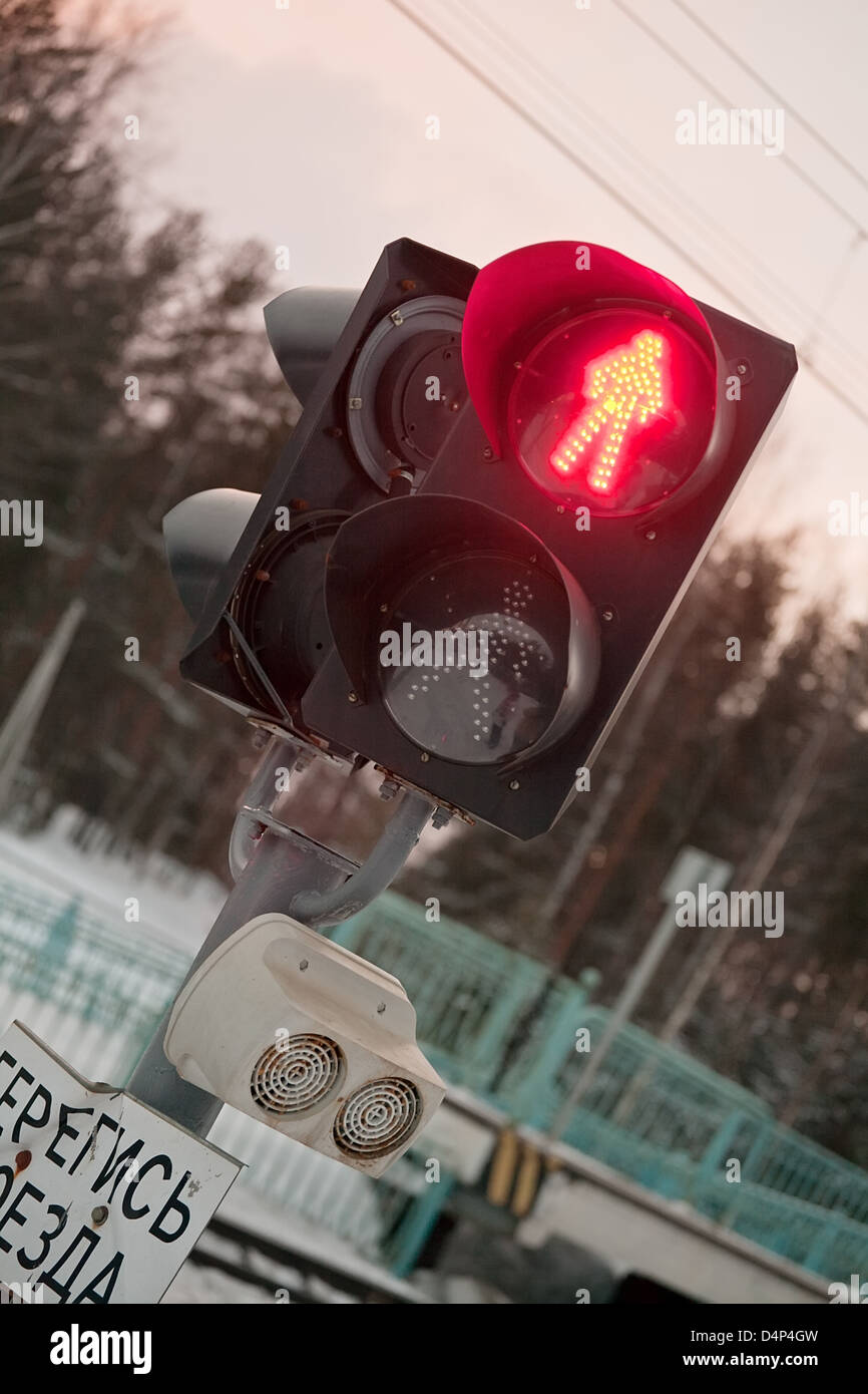 Signal lumineux rouge russe avec silhouette est debout sur Banque D'Images