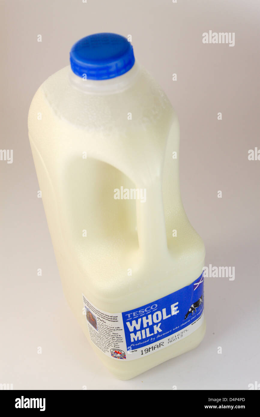 Tesco 2 litre de lait entier Banque D'Images