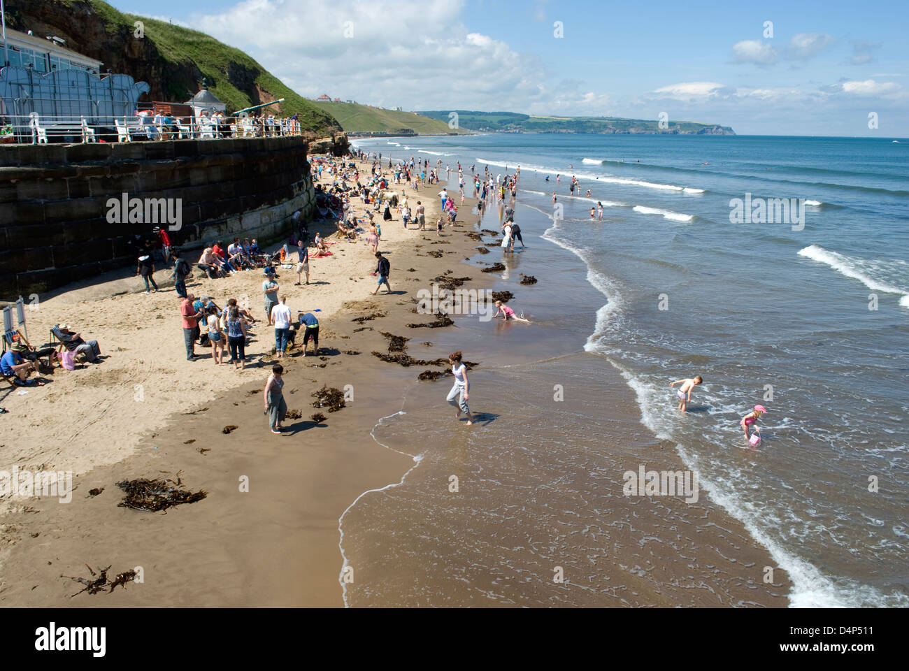 Excursionnistes sur plage de Whitby, North Yorkshire, GB Banque D'Images