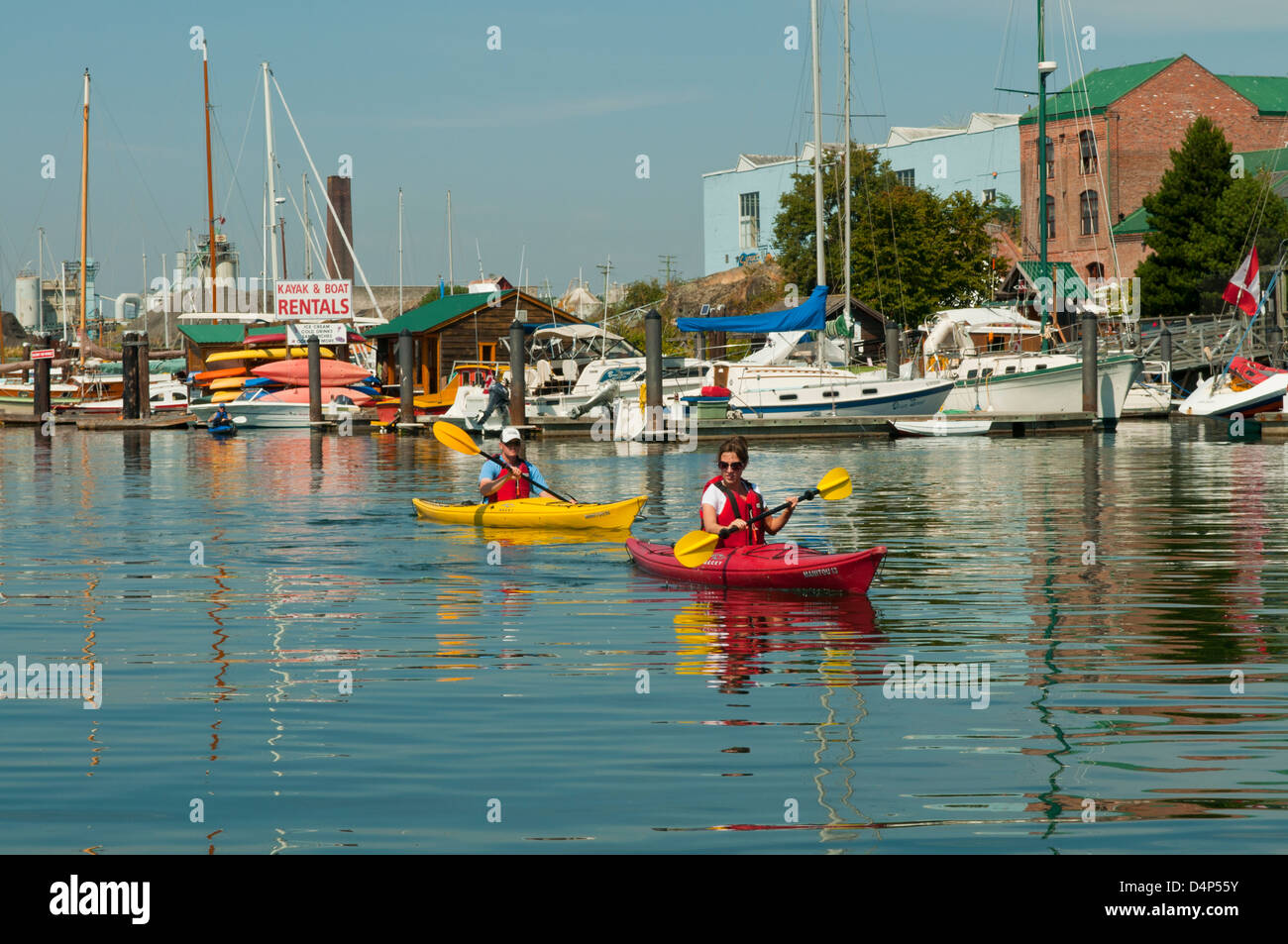 En kayak dans la baie James, Victoria, Colombie-Britannique, Canada Banque D'Images