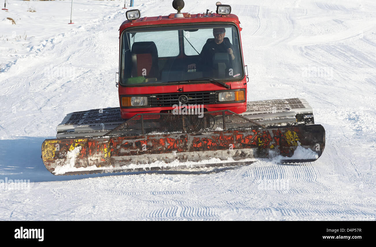 Préparation de la neige, dameuse, piste basher ou piste bashing sur  montagne, hiver, neige lourde Photo Stock - Alamy