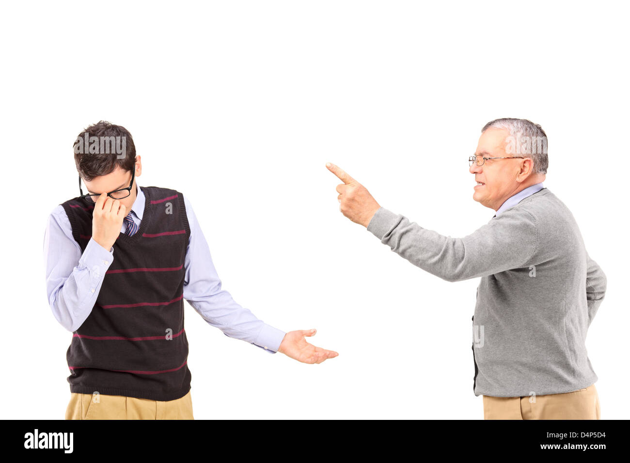 Angry Young Man having an argument avec un jeune homme en colère isolé sur fond blanc Banque D'Images