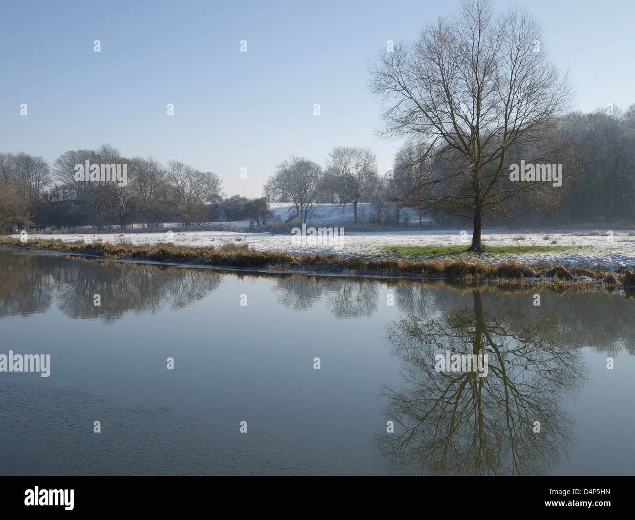 D'une rivière par une froide journée d'hiver givré Banque D'Images