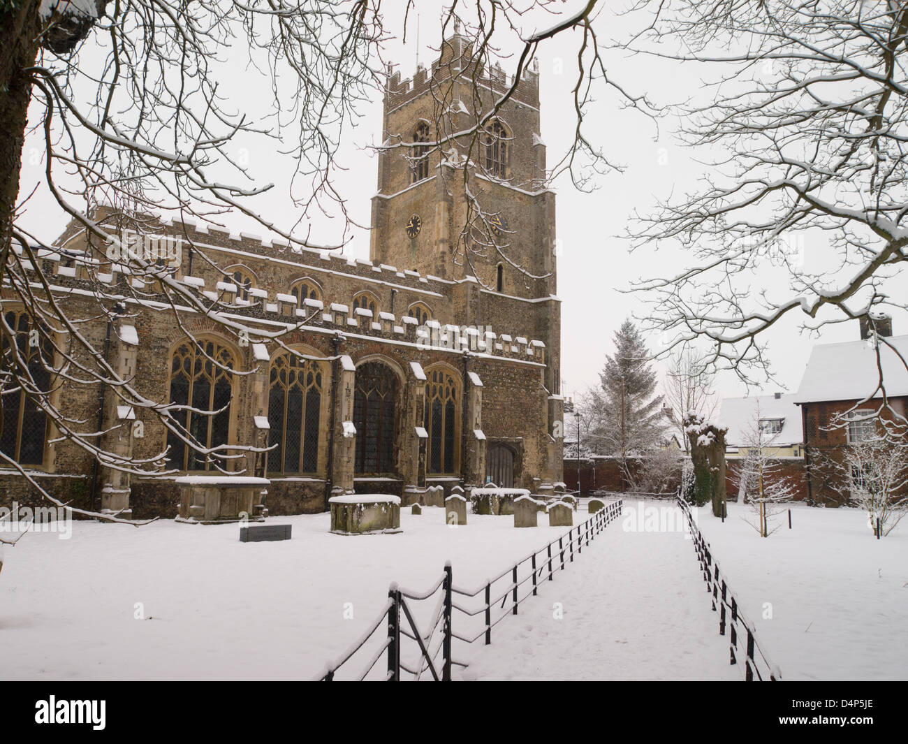 L'église All Saints à Sudbury, Suffolk, avec la neige en hiver. Banque D'Images