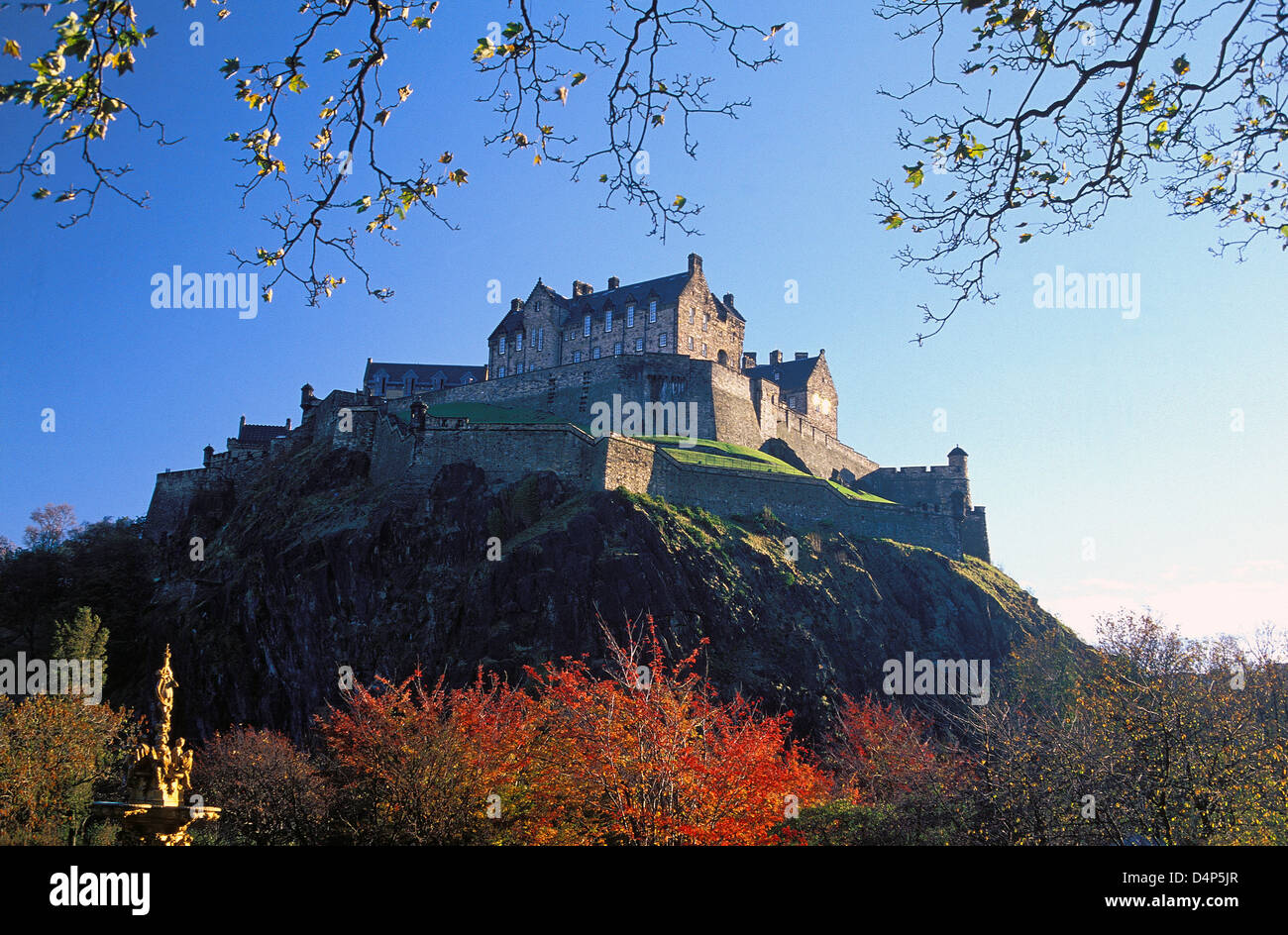 Château de Princes Street Gardens en automne Banque D'Images