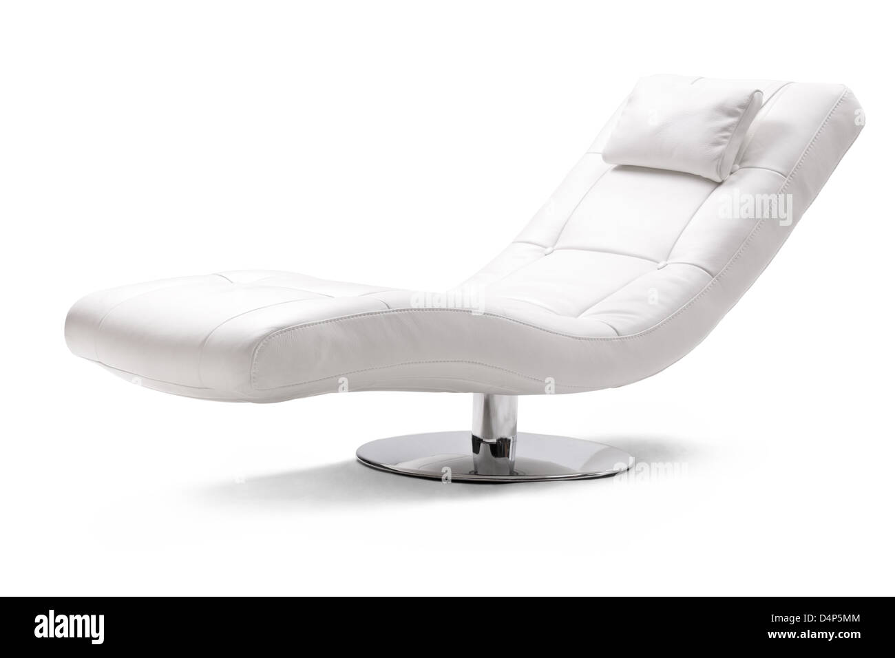 Portrait d'un confortable fauteuil en cuir blanc en isolé contre fond blanc Banque D'Images Portrait d'un confortable fauteuil en cuir blanc en isolé contre fond blanc Banque D'Images