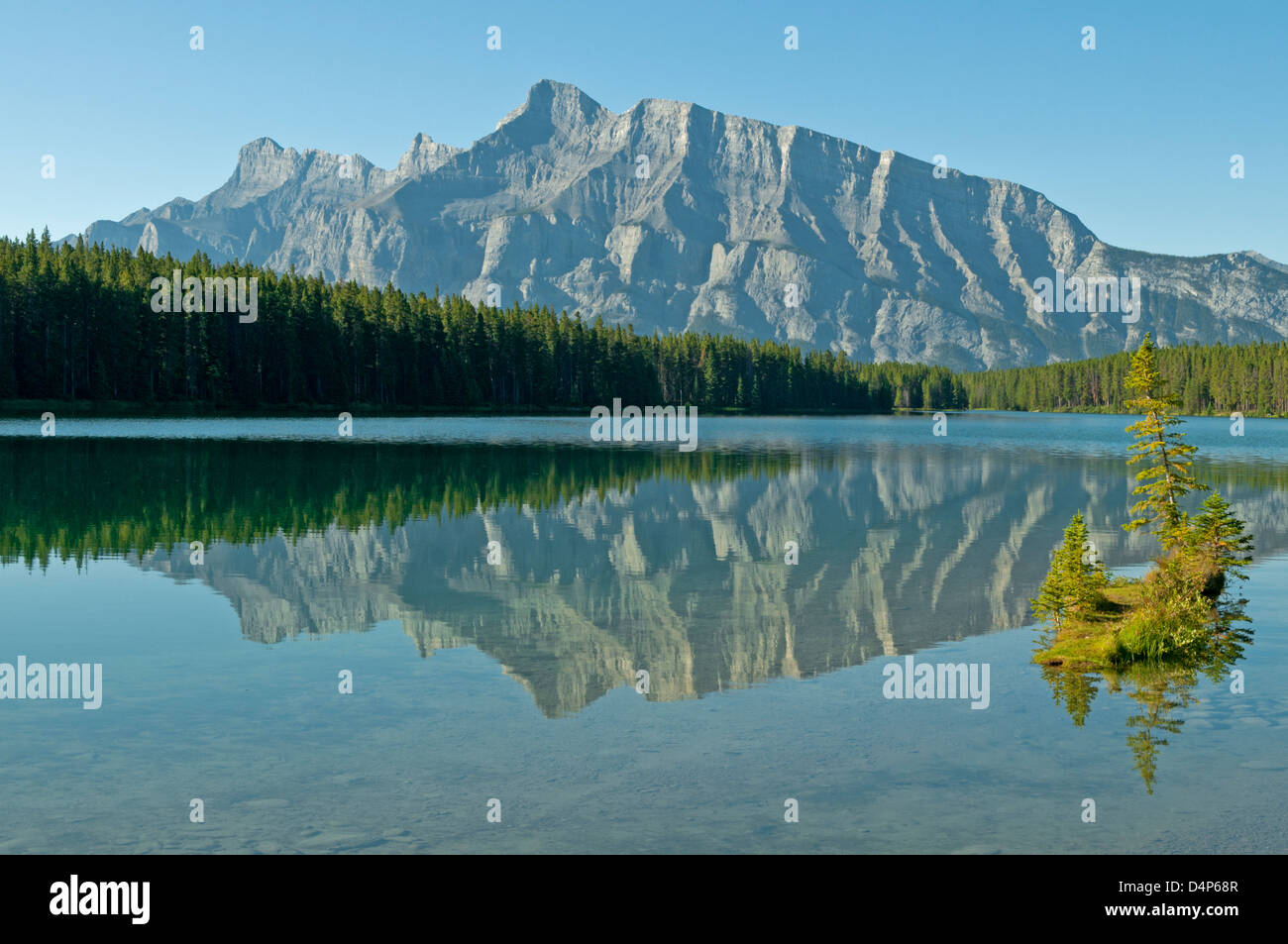 Rundle Mountain et le lac Two Jack, Banff, Alberta, Canada Banque D'Images
