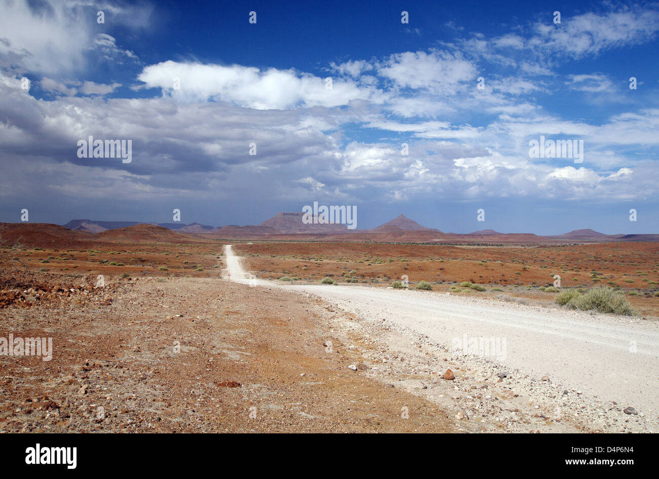 À partir de la Côte des Squelettes de Damaraland : tableau montagnes dans la région de Kunene, Namibie Banque D'Images