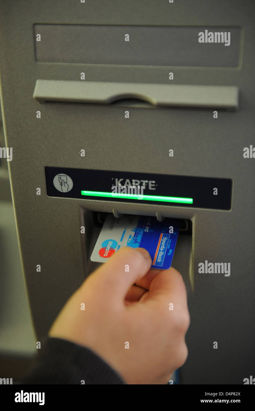 Berlin, Allemagne, retirer de l'argent dans un distributeur Banque D'Images