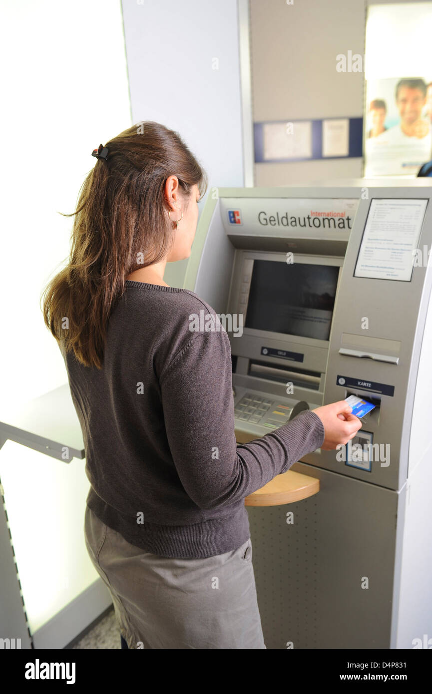 Berlin, Allemagne, retirer de l'argent dans un distributeur Banque D'Images