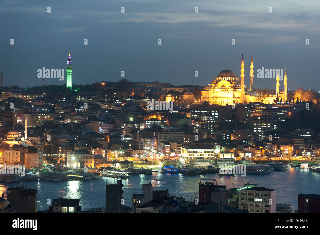 Istanbul, Turquie, vue de la mosquée de Soliman et la jetée d'Eminonu dans dans la soirée Banque D'Images