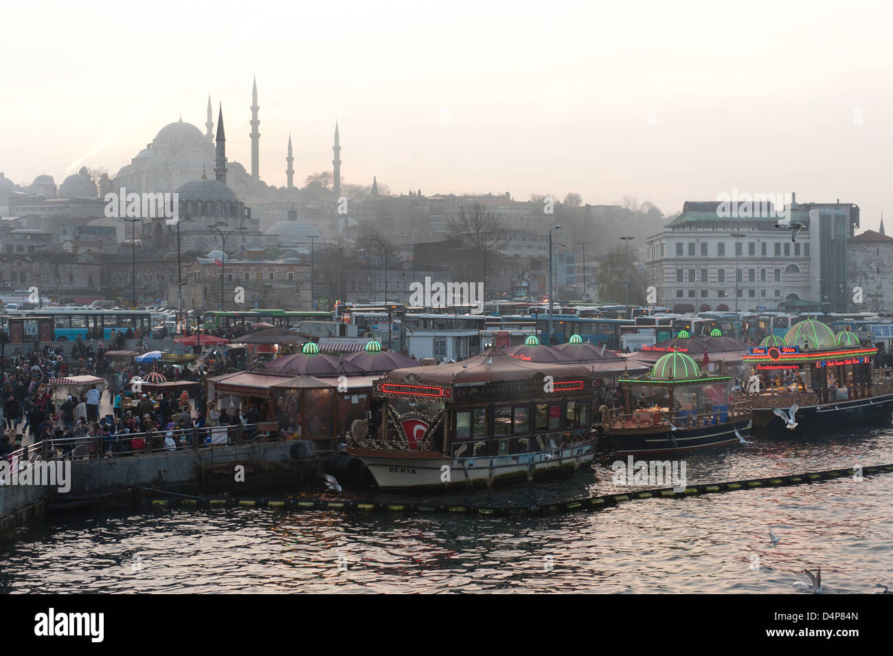 Istanbul, Turquie, avec des bateaux à la vente du poisson sur le quai à Eminönü sur la Corne d'or Banque D'Images