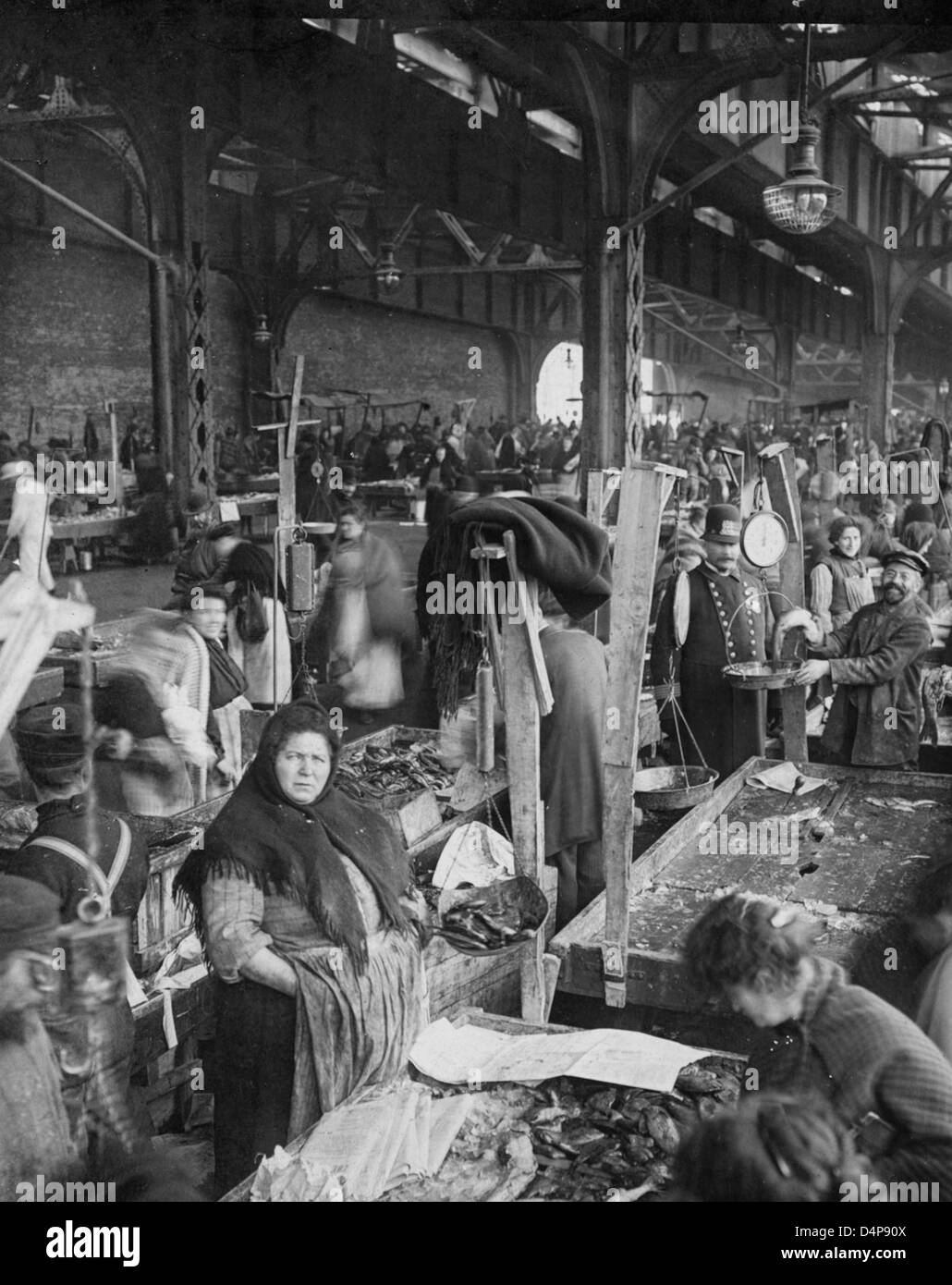 Vendeurs de poissons à un marché à New York, peut-être le Fulton Fish Market, vers 1900 Banque D'Images