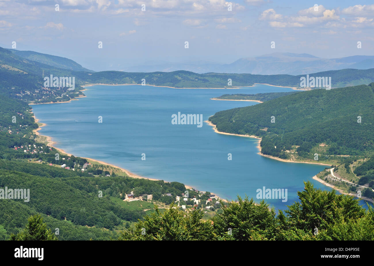 Vue aérienne du lac de Mavrovo, parc national de Mavrovo, Macédoine Banque D'Images